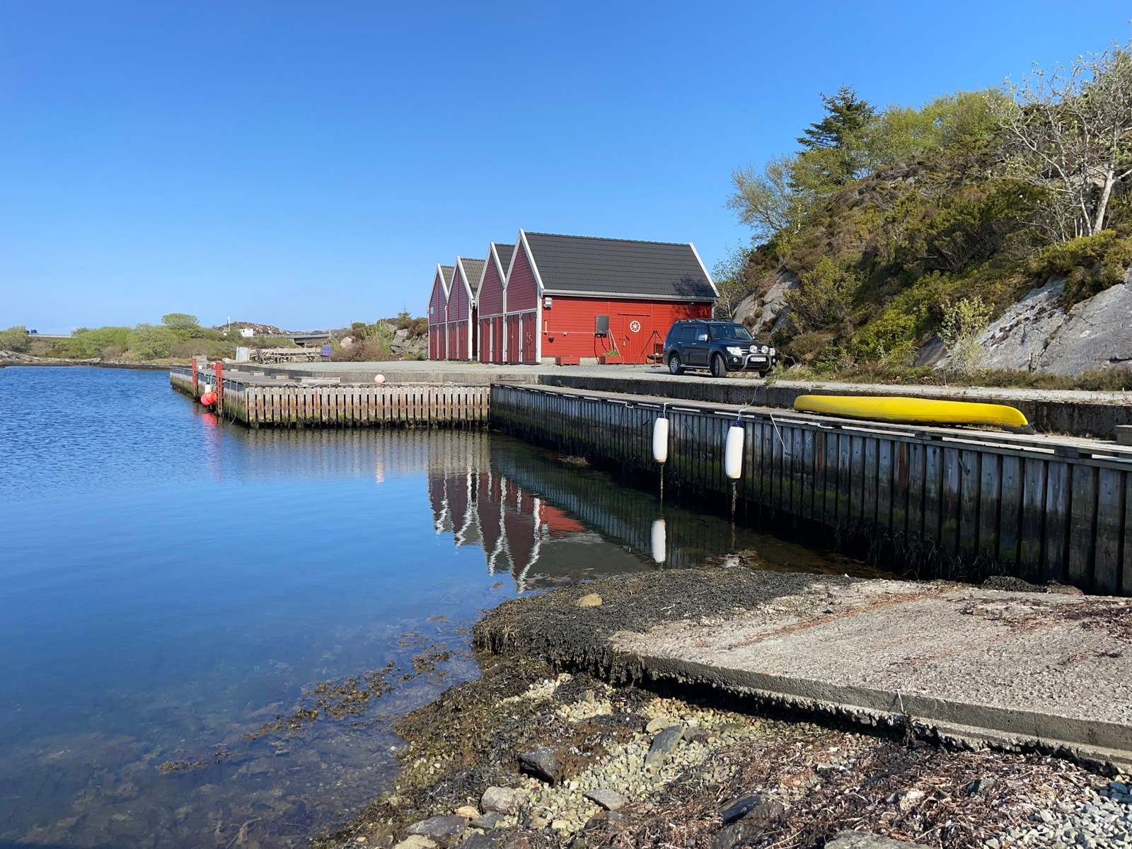 Felles brygge og nausthus - hytten har 1 bod i det det ene nauthuset Galleribilde