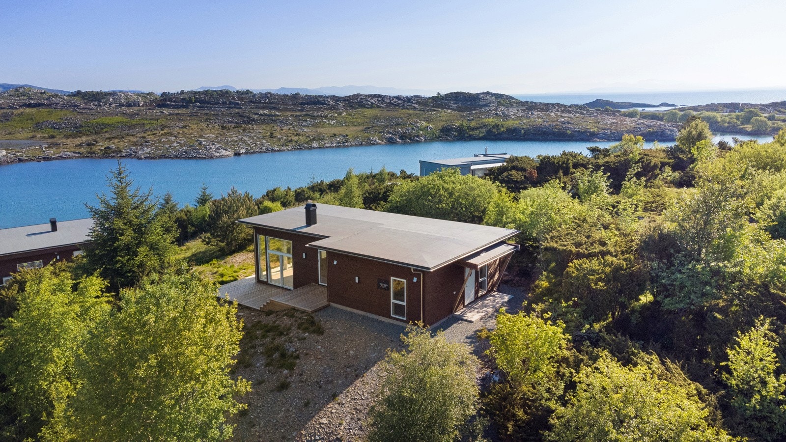 Frittliggende med gode solforhold og lune kroker. Kort spasertur til båtplass. Galleribilde