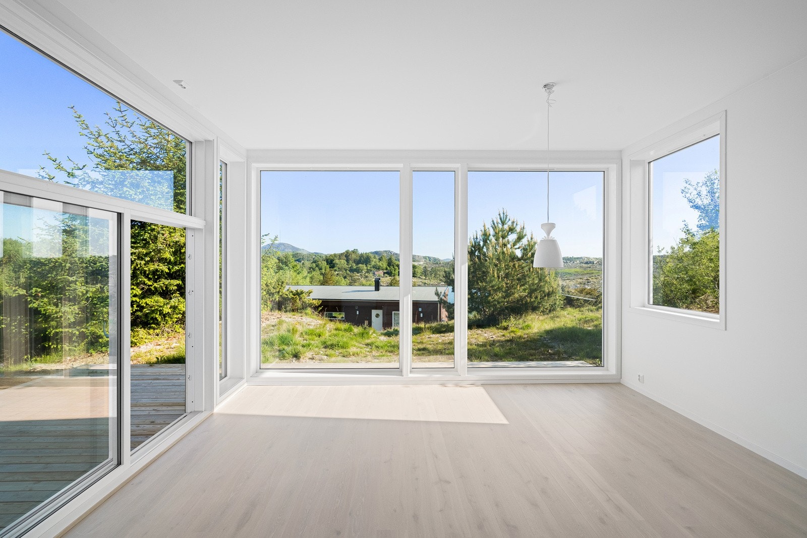 Nyoppført hytte i vakker natur. Store vinduer og ekstra takhøyde Galleribilde