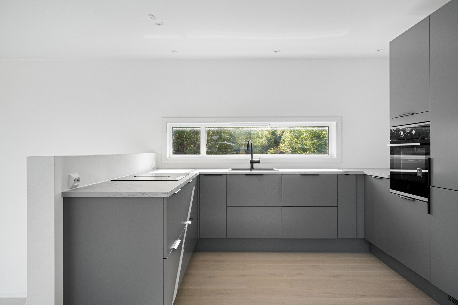 Kjøkkenent med alle hvitevarer - frys, kjøl, stekeovn, oppvaskmaskin Galleribilde