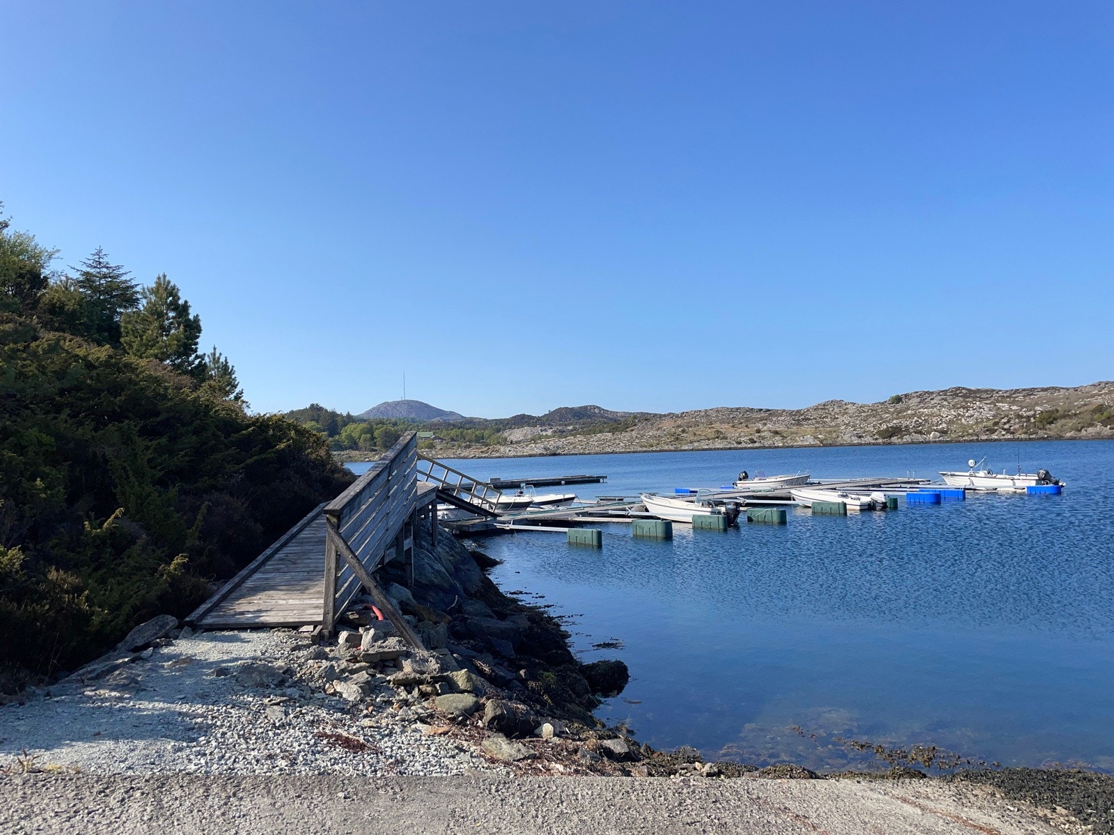 Laupladbsvågen hytteforening har rettigheter til båtplassene - hytten har en båtplass i uteriggeren Galleribilde