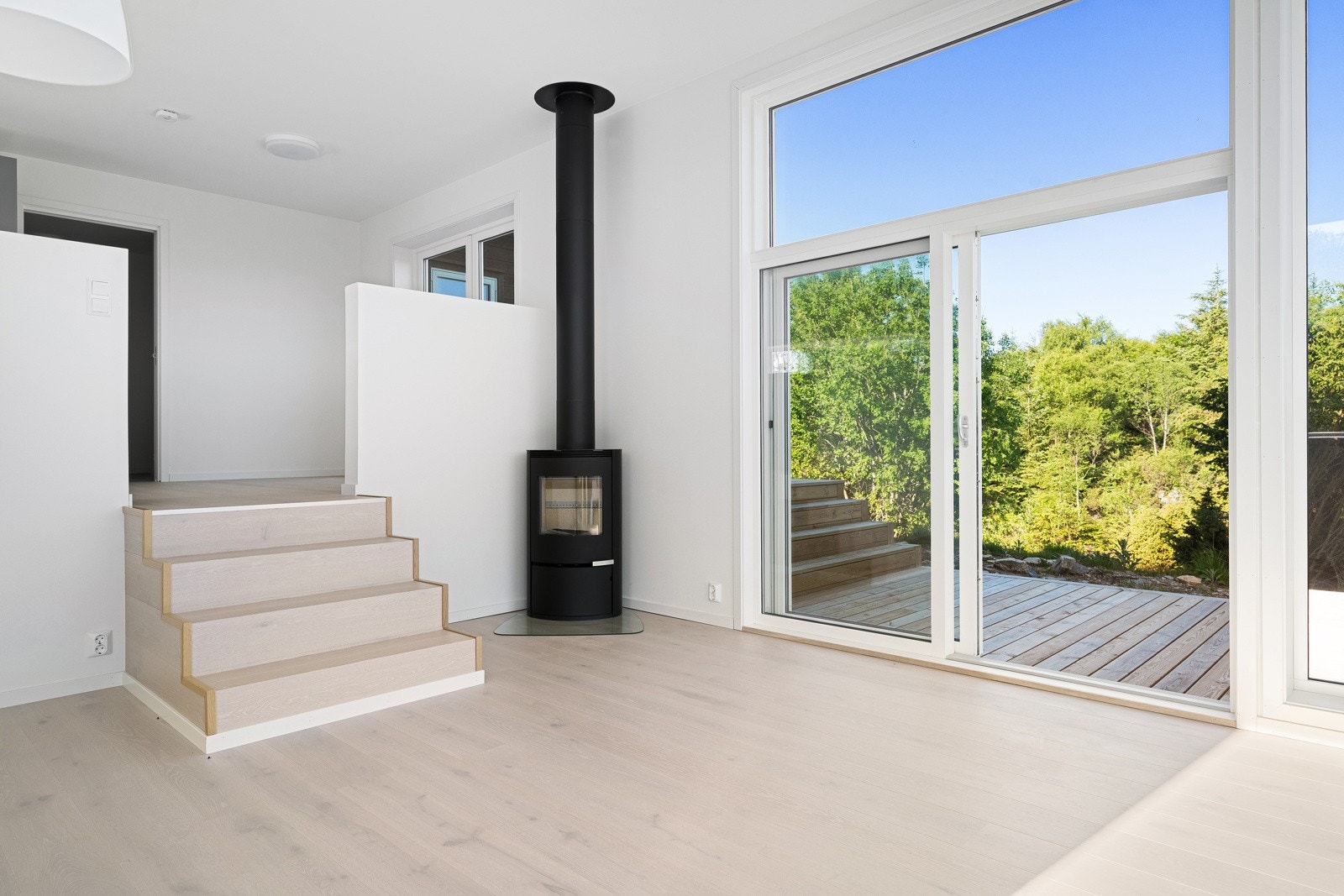 Stuen med utgang til terrasse med ettermiddagssol Galleribilde