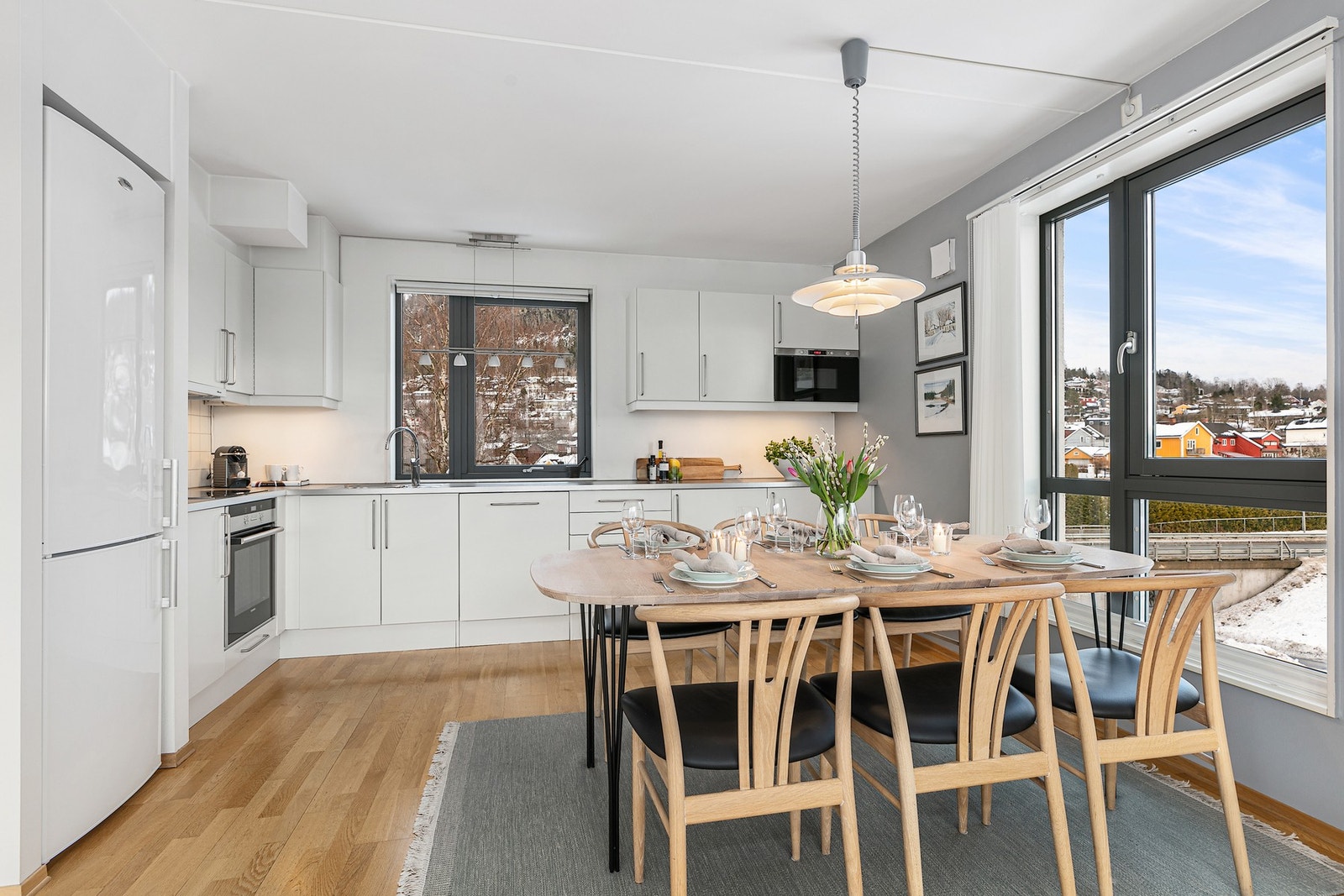 Kjøkkenet har et tidsaktuelt uttrykk med god oppbevaringsplass og moderne utstyr Galleribilde