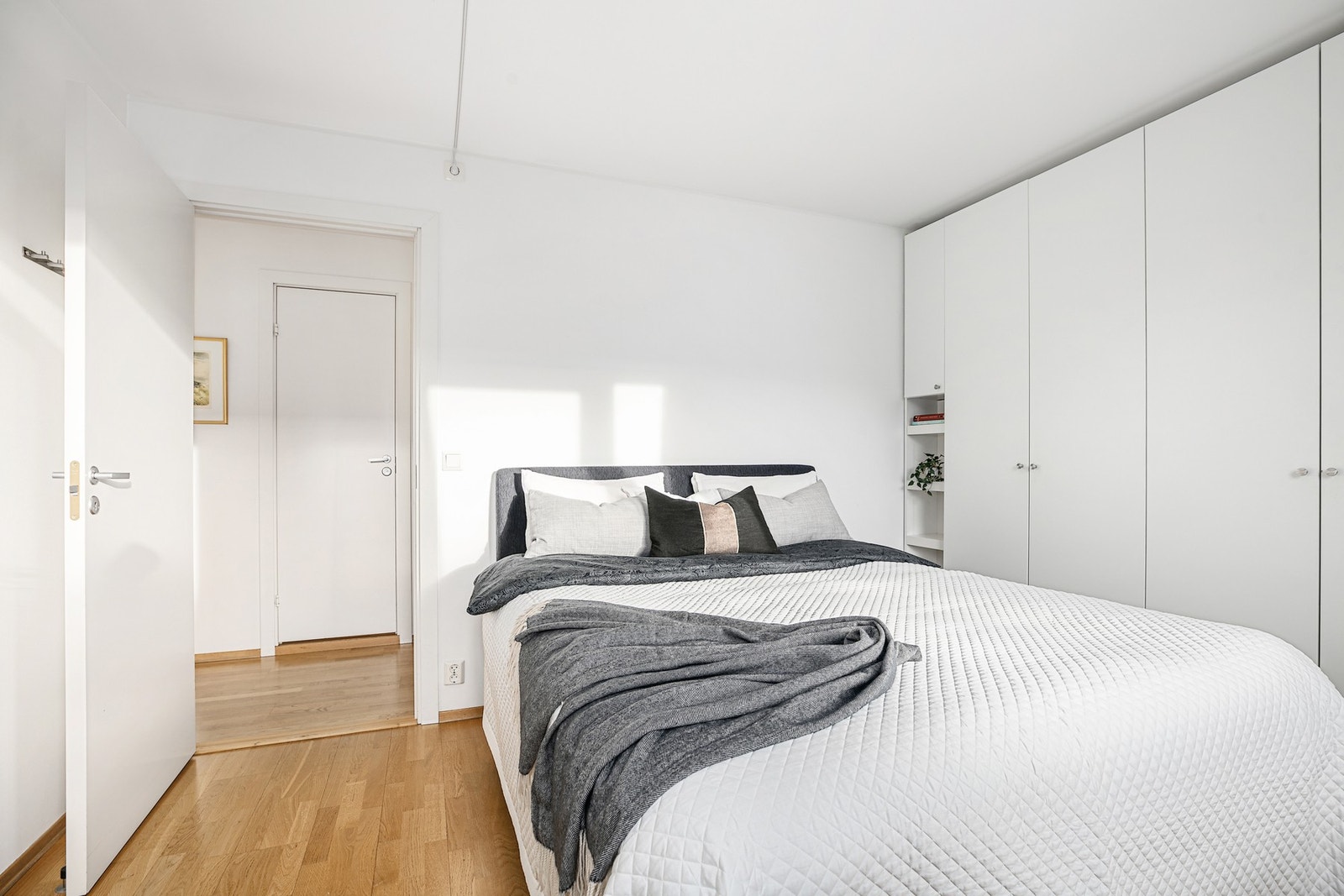 Hovedsoverom har utgang til balkong og plass for dobbeltseng og en romslig garderoberekke. Galleribilde