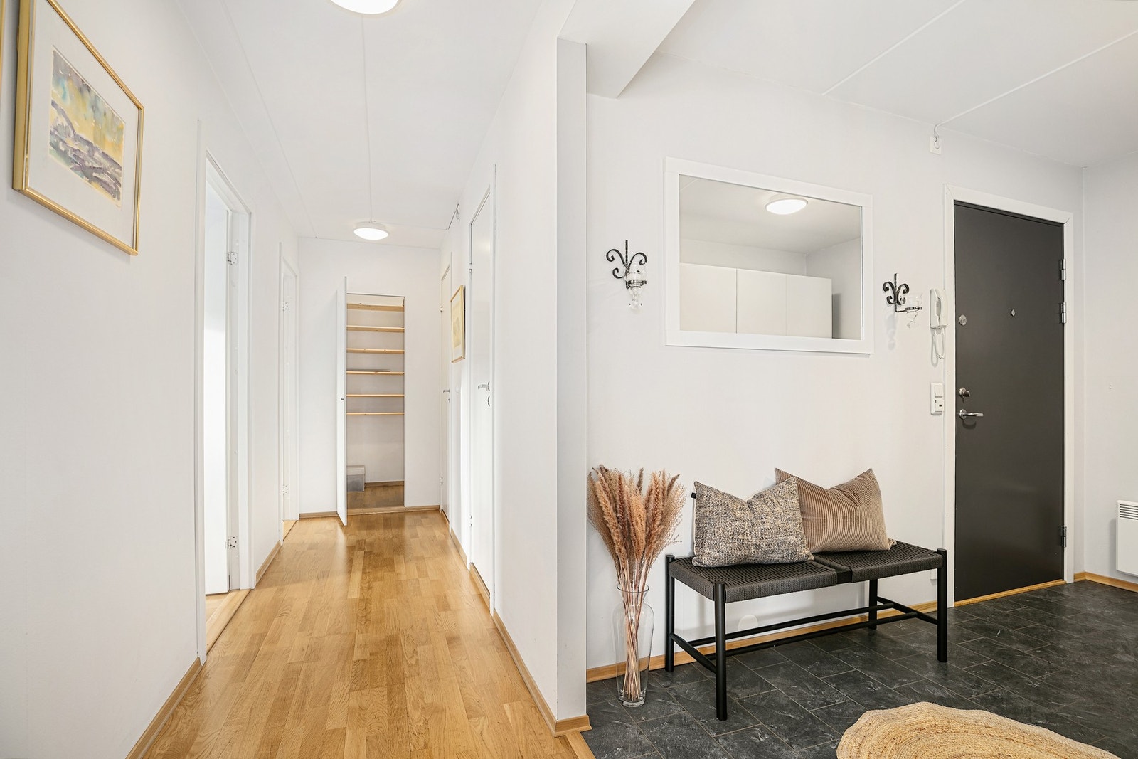 Entré/gang i 3. etasje. I enden av gangen ligger det et kott med hyller. Galleribilde