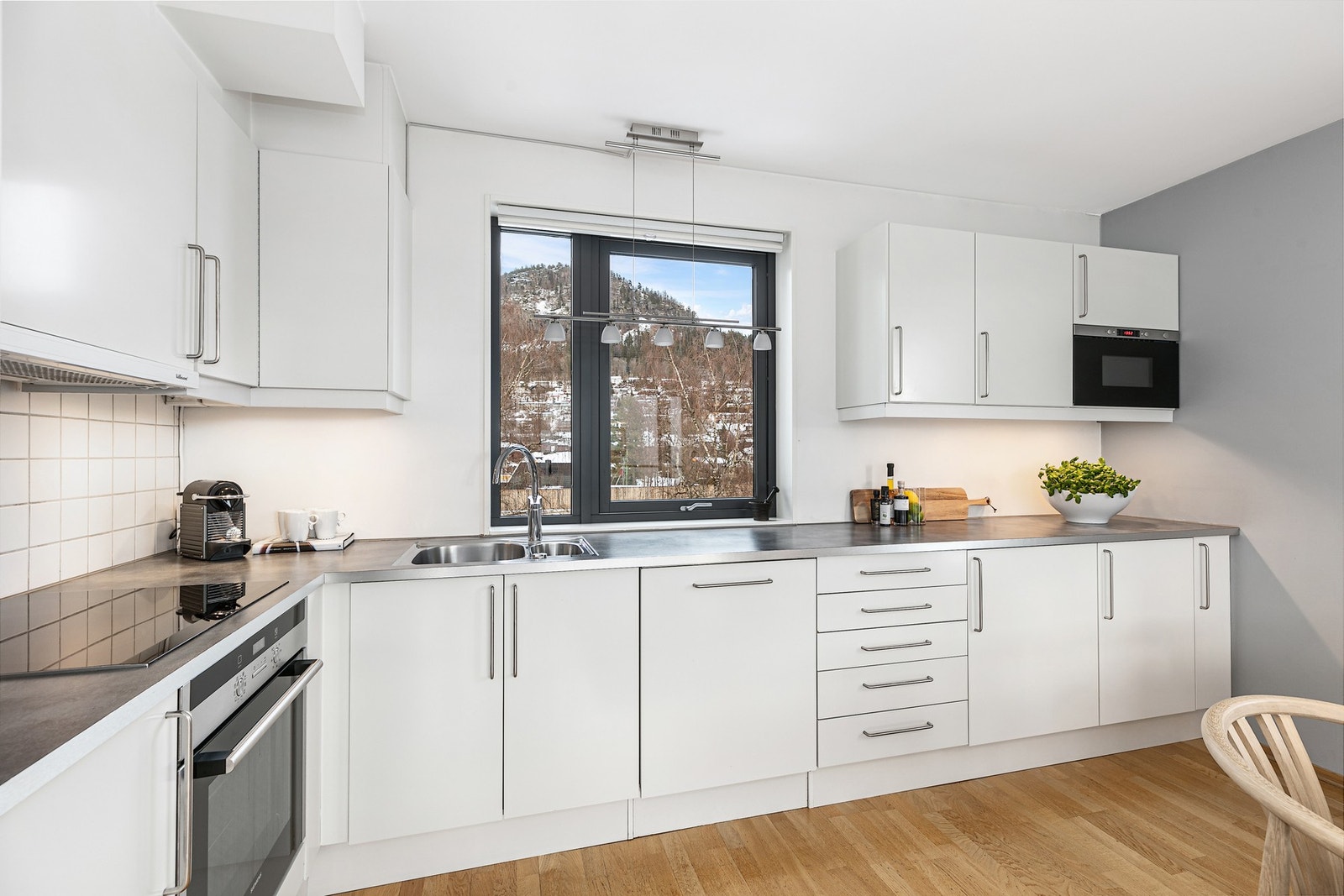 Innredning antatt fra Sigdal er fra byggeår, og har integrerte hvitevarer som stekeovn, koketopp, oppvaskmaskin og mikro Galleribilde