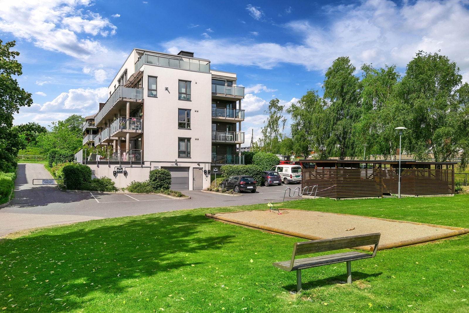 Hauger Park Borettslag disponerer en pent opparbeidet tomt med plen, små trær, busker og diverse beplantning Galleribilde