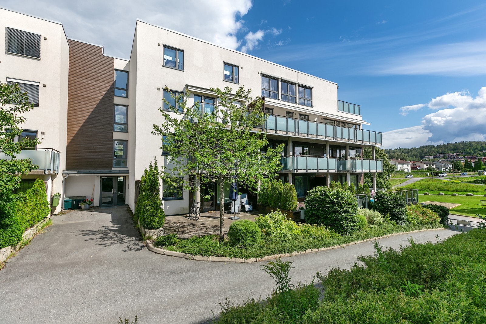 Hauger Park Borettslag disponerer en pent opparbeidet tomt med plen, små trær, busker og diverse beplantning Galleribilde