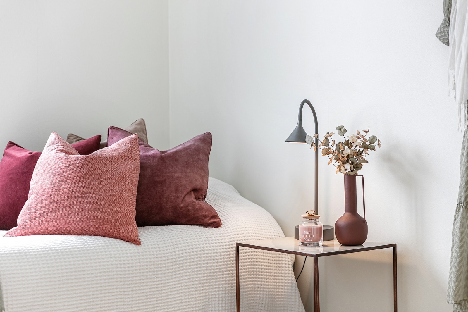 Soverom 2 passer godt til å innredes med enkeltseng og diverse oppbevaringsmøbel. Galleribilde