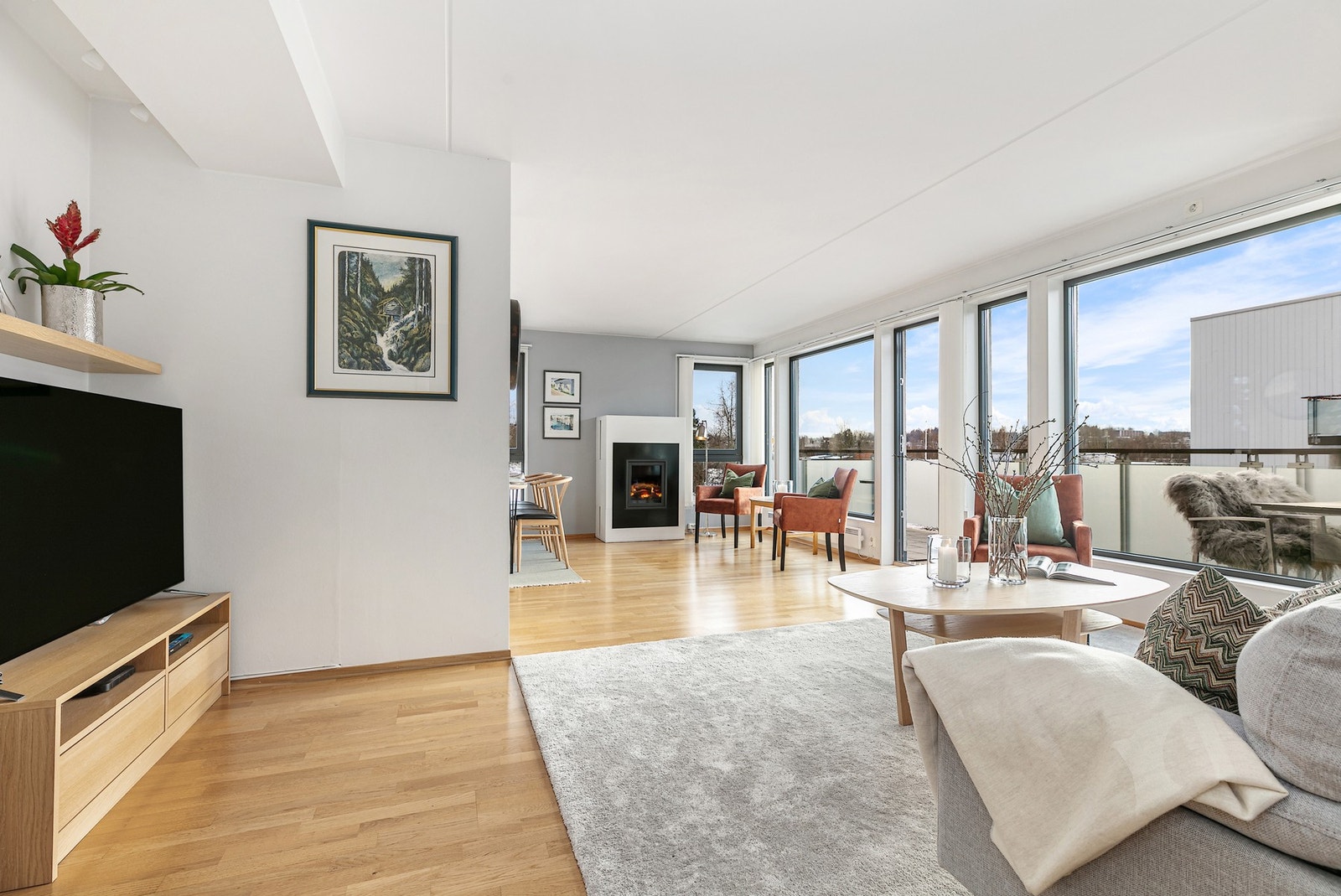 Stuen har flott innfallende lys fra vindusflater i sørvestlig retning Galleribilde