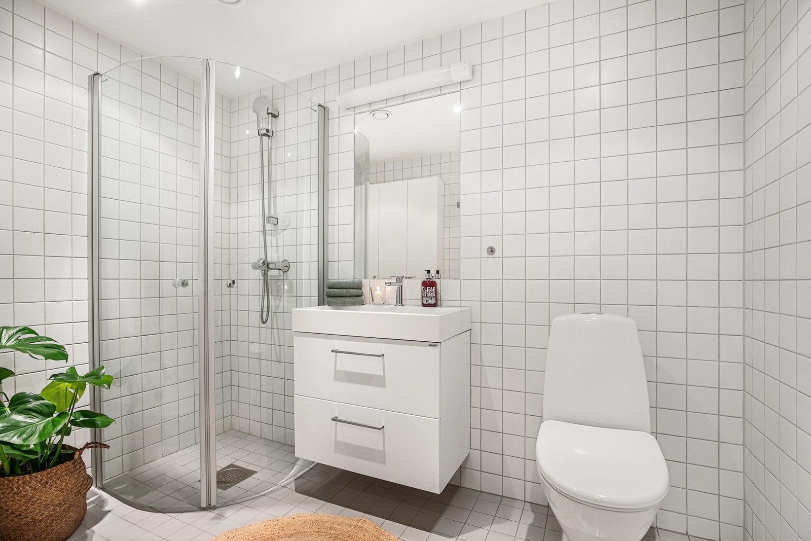 Vegger og gulv på bad er flislagt, oppvarming via elektriske varmekabler Galleribilde