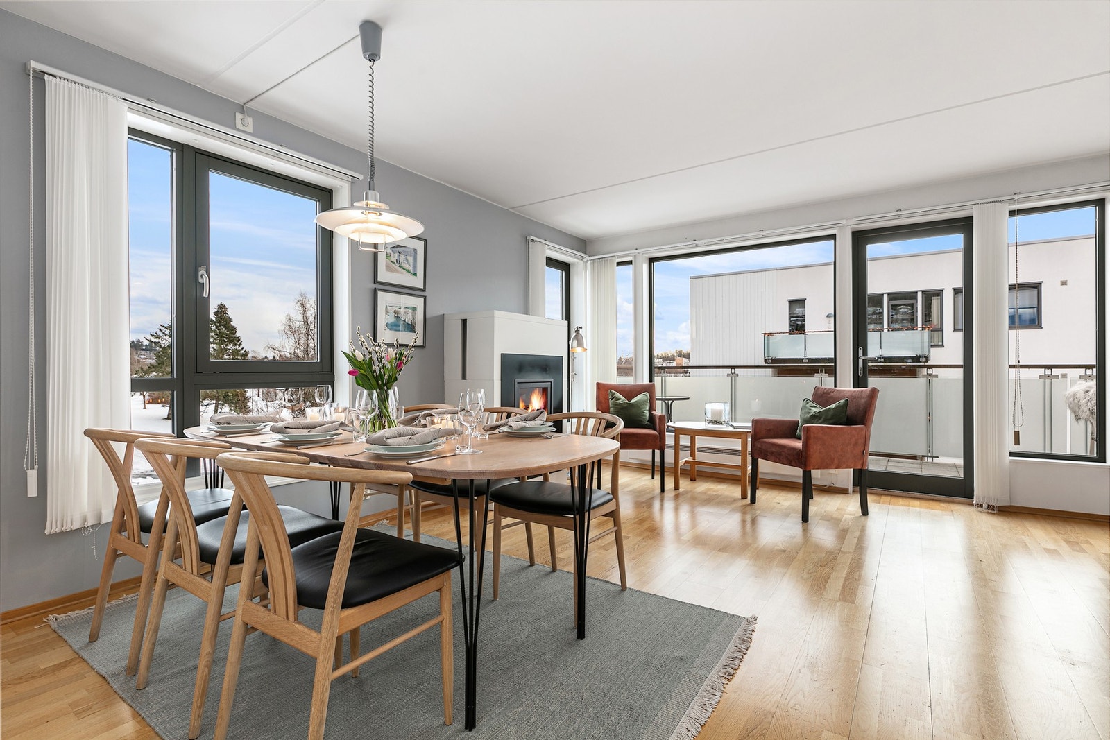 Spisestuen ligger flott til foran de store vindusflatene. Her er nydelig gjennomlys via vinduer på 3 fasadesider Galleribilde