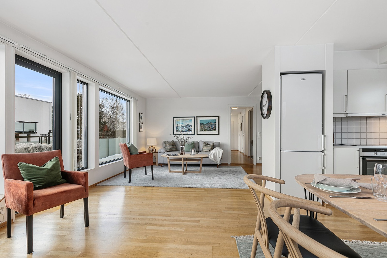 Det er lagt gjennomgående eikeparkett på gulv i stue og kjøkken. Galleribilde