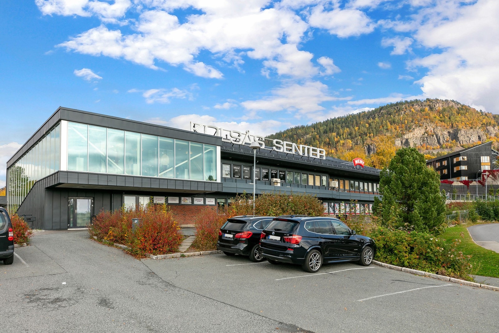 Det er kun 8 min gangavstand til Kolsås senter, med 19 forretninger inkludert apotek, vinmonopol og en stor Meny Galleribilde