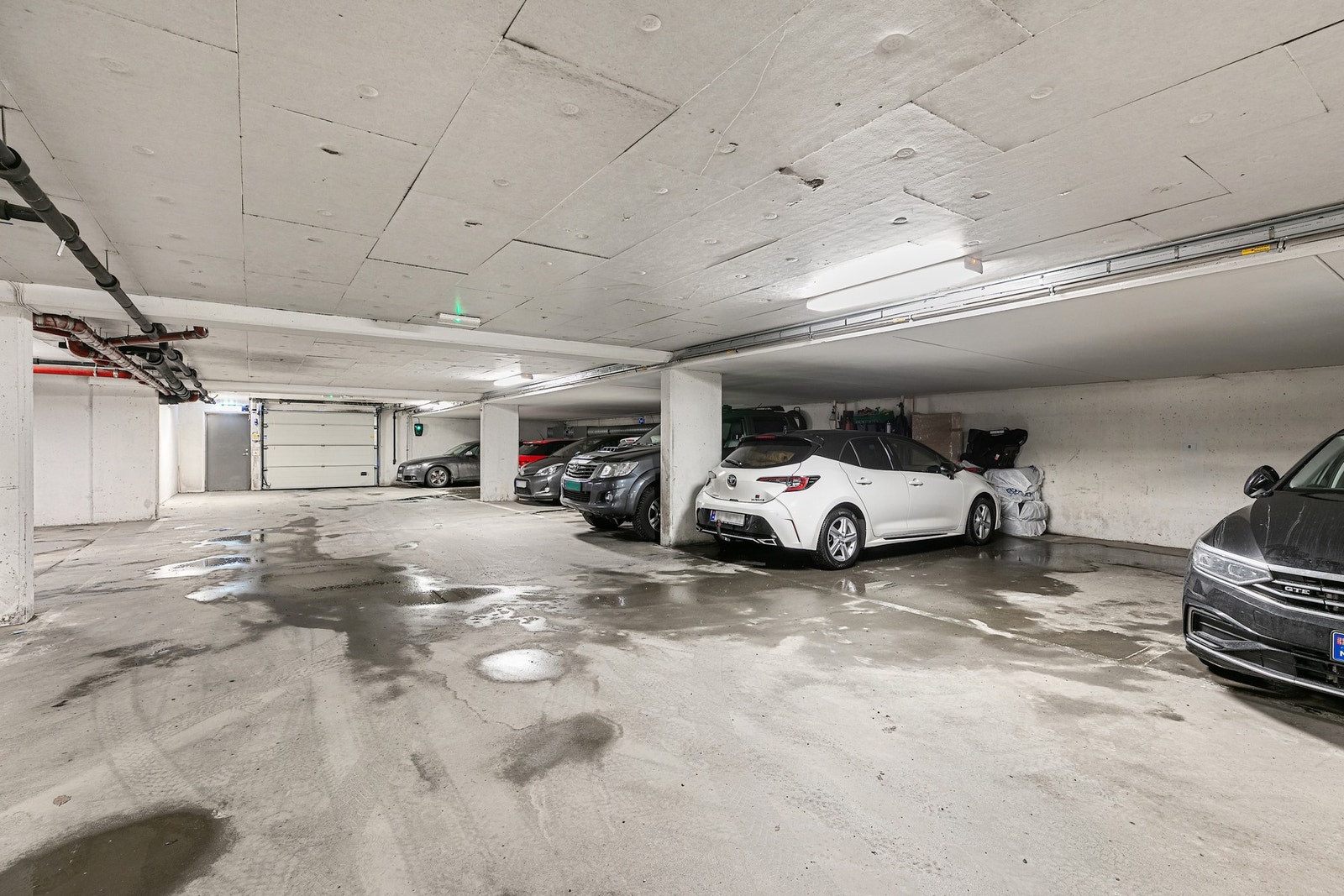 Med boligen følger biloppstillingsplass i felles garasjekjeller. Det er klargjort for El- bil lader Galleribilde