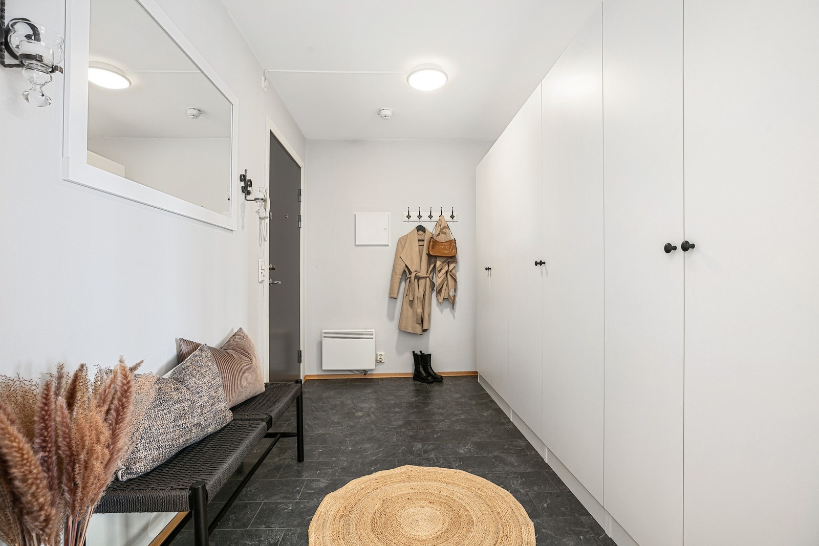 Entré med flisimitert laminat og varmekabler i gulv Galleribilde