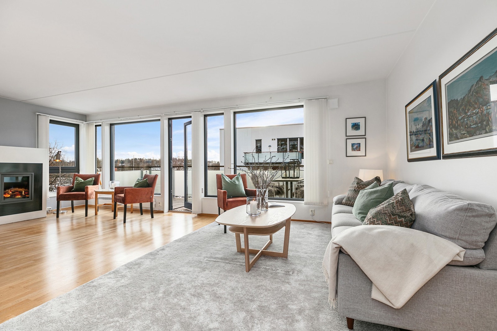 Stue og kjøkken har en luftig åpen løsning og utgang til balkong Galleribilde