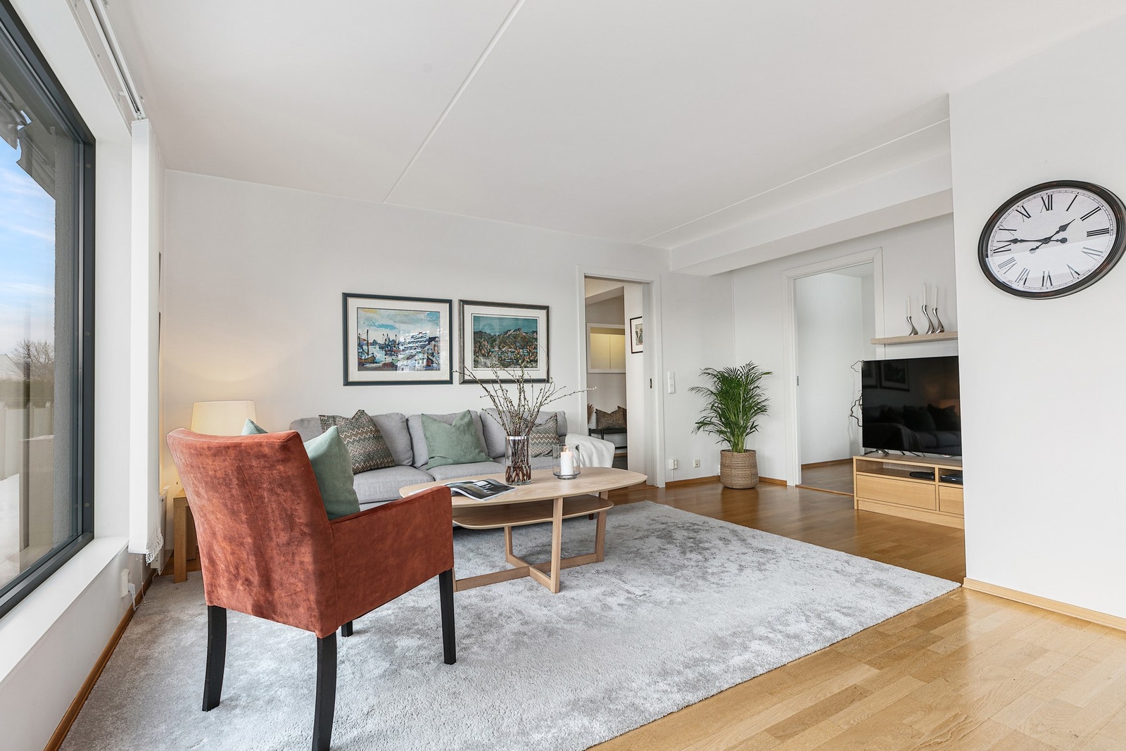 Stue har tilgang til et av leilighetens tre soverom Galleribilde