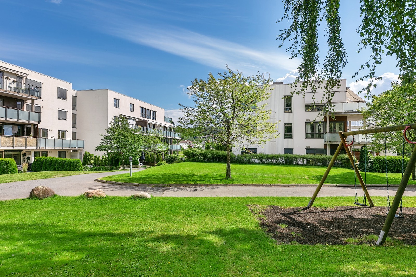 Her er etablert sosiale treffpunkter med lekearealer og sittebenker Galleribilde