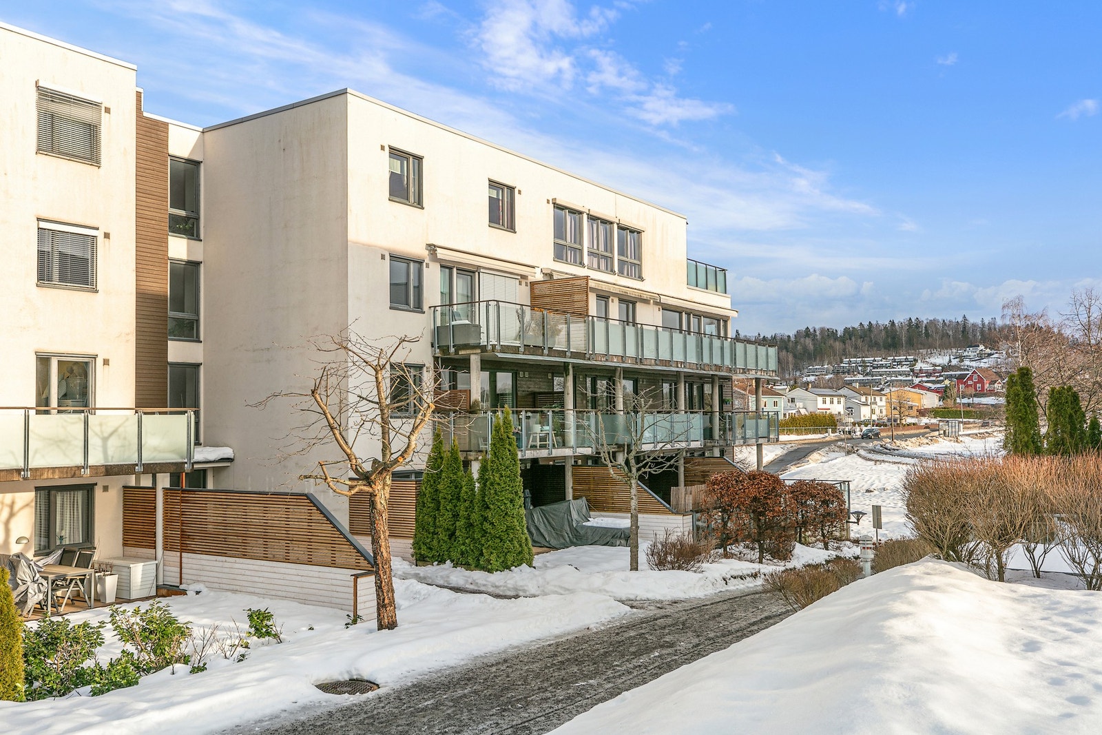 Det er parkeringskjeller og gjesteparkering i borettslaget. Galleribilde