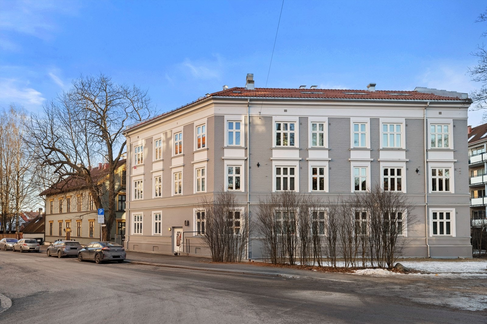 Vakker klassisk bygård i rolig gate på Sagene Galleribilde