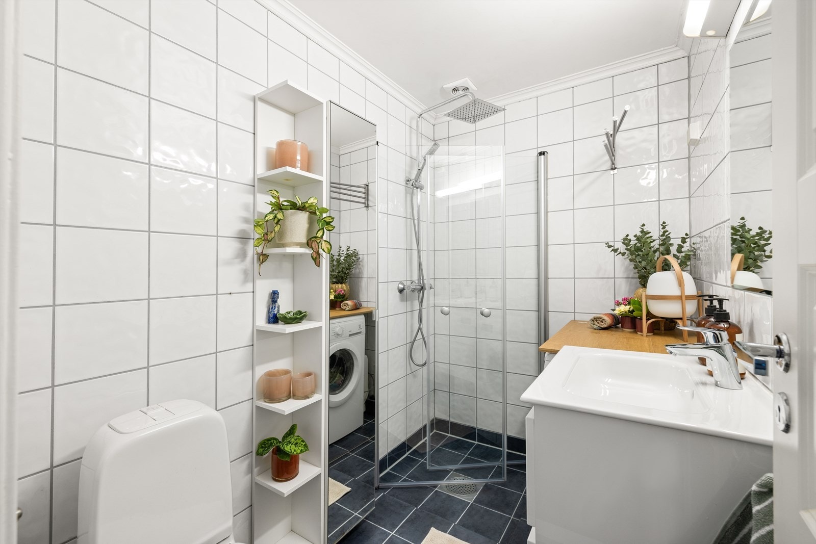 Romslig flislagt bad med opplegg for vaskemaskin Galleribilde