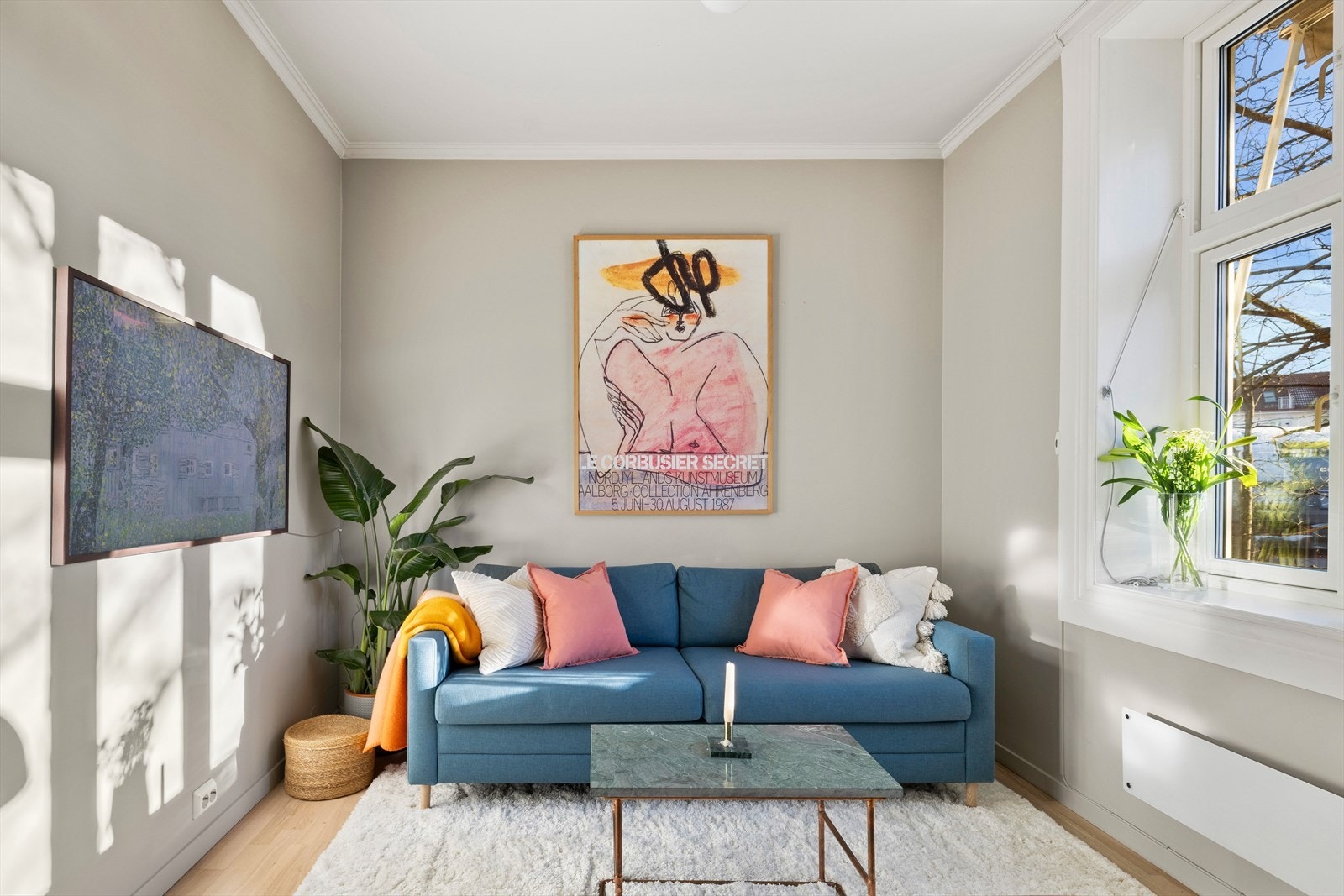 God plass til sofagruppe i stuen Galleribilde