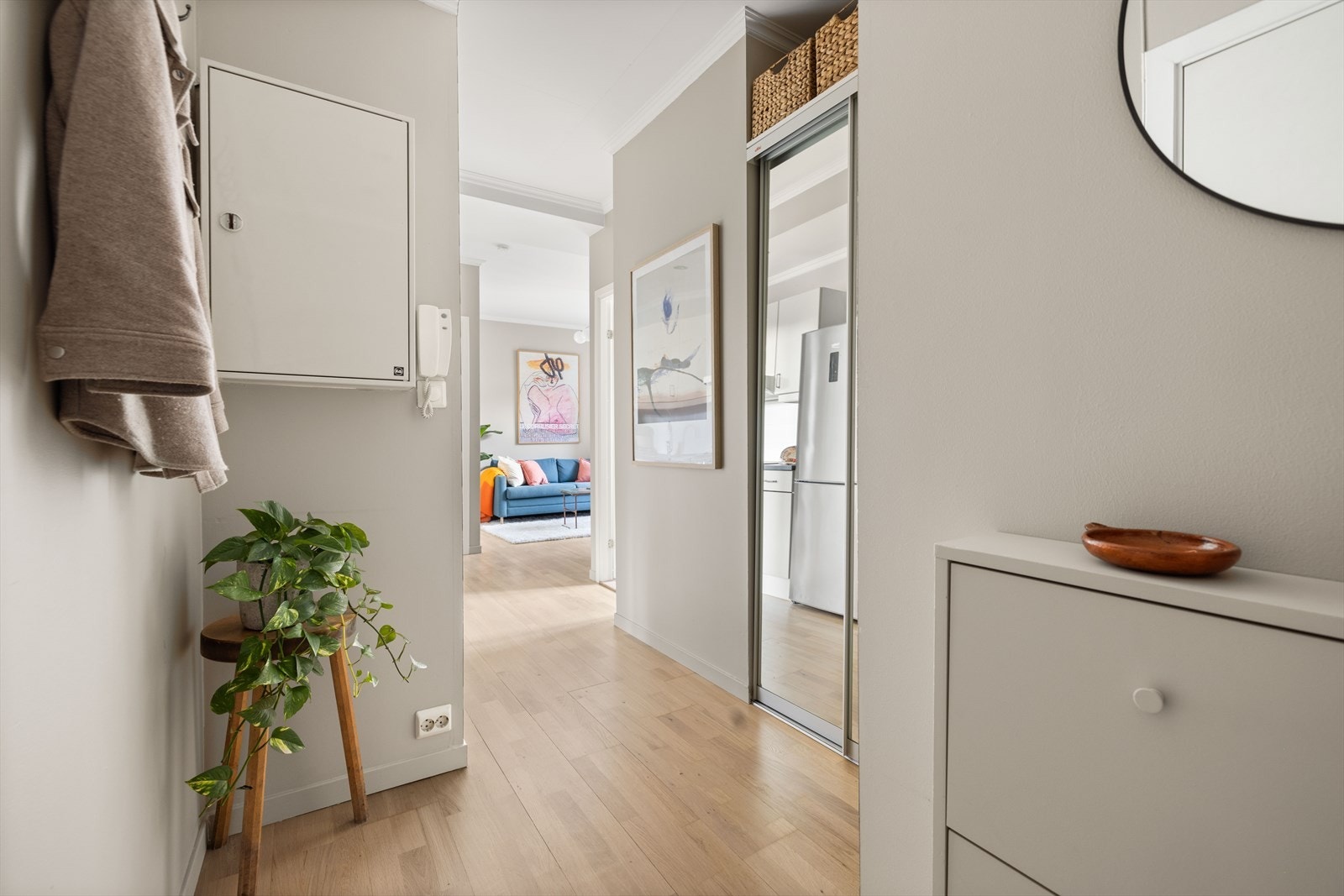 Romslig entré med skyvedørsgarderobe og skoskap som medfølger leiligheten Galleribilde