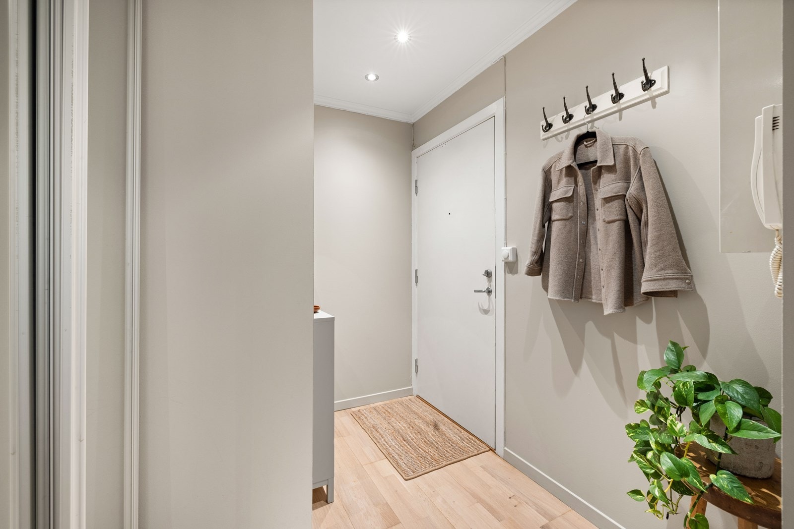 Velkommen inn til en innbydende leilighet med nyslipt gulv i alle rom Galleribilde