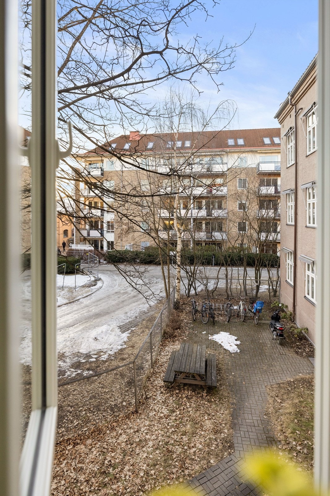 Hyggelig bakgård med sittegruppe og sykkelparkering Galleribilde