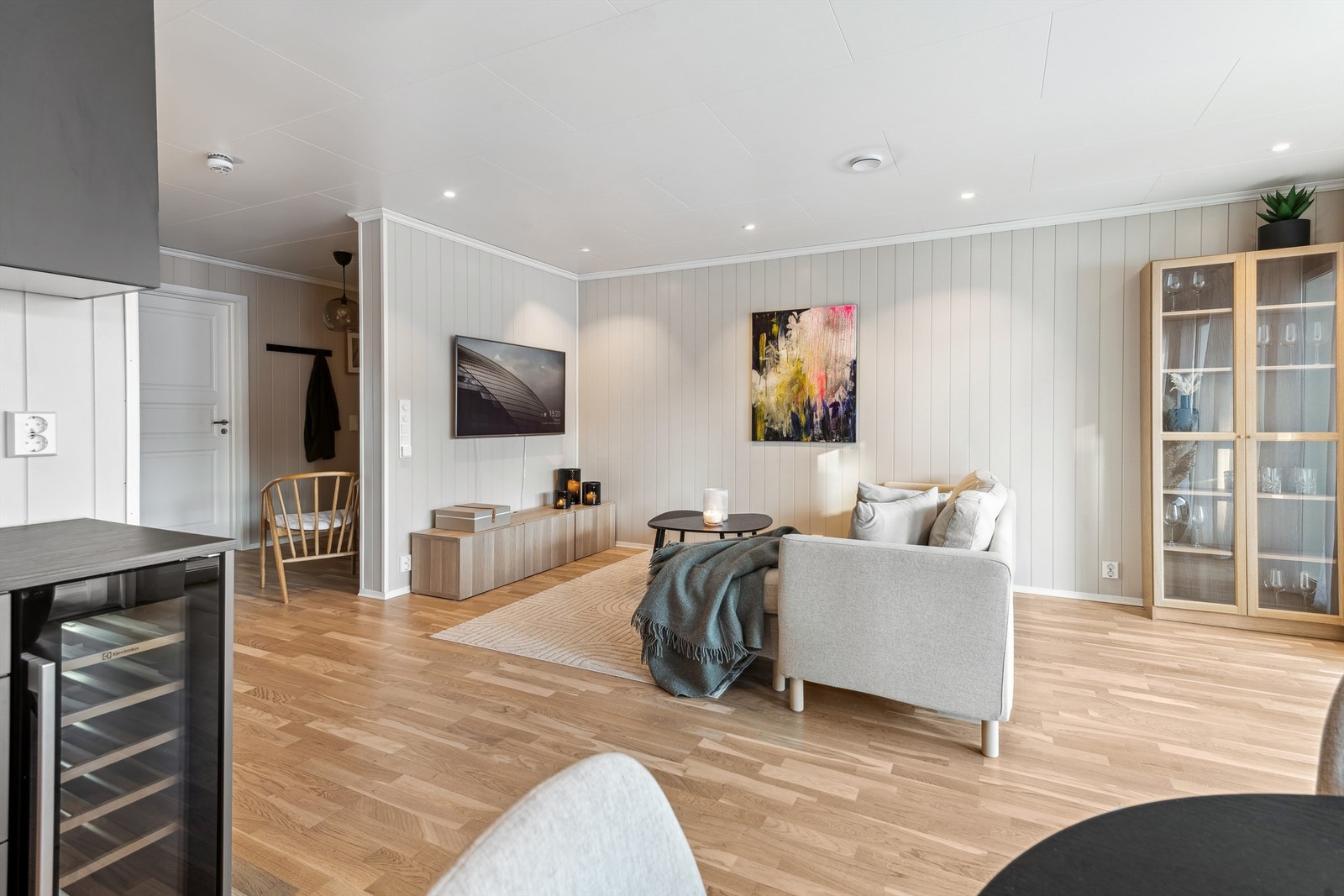 Hele leiligheten bærer preg av solid materialvalg og har et moderne uttrykk. Galleribilde