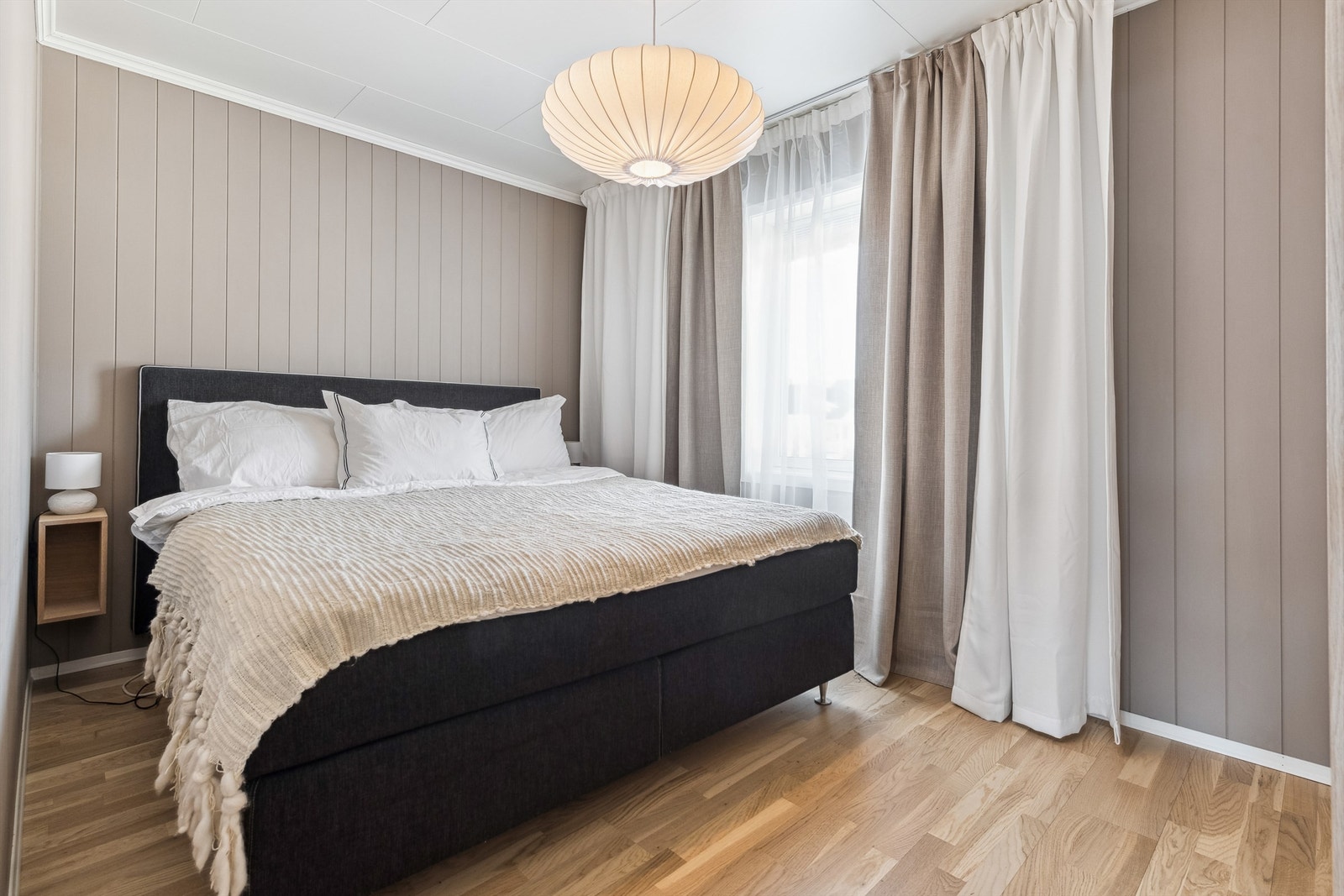 Hovedsoverom med god plass til dobbeltseng. Galleribilde