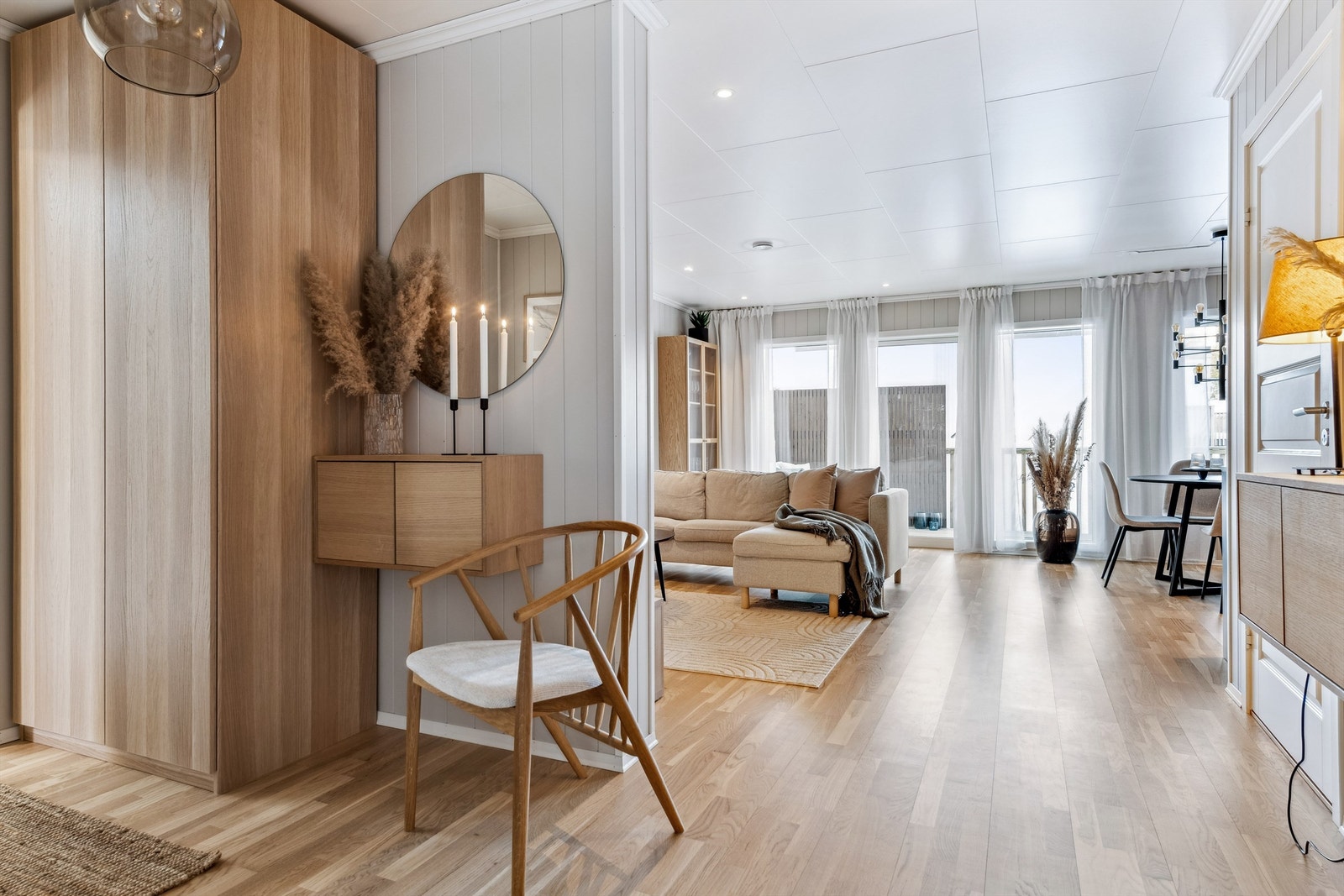 Velkommen til Damlitoppen 22! Åpent og tidsmessig, med hvitlasert eikeparkett i hele arealet. Pent og romslig garderobeskap i entrédelen. Galleribilde