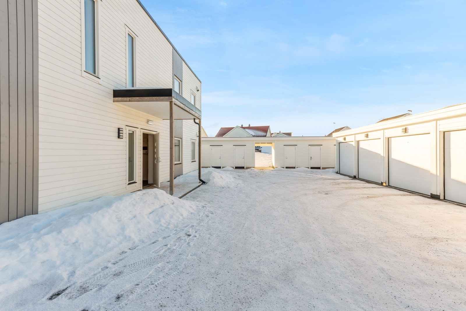 Ryddige og pent anlagte uteområder med garasjer og boder til hver seksjon. Felles inngang. Galleribilde