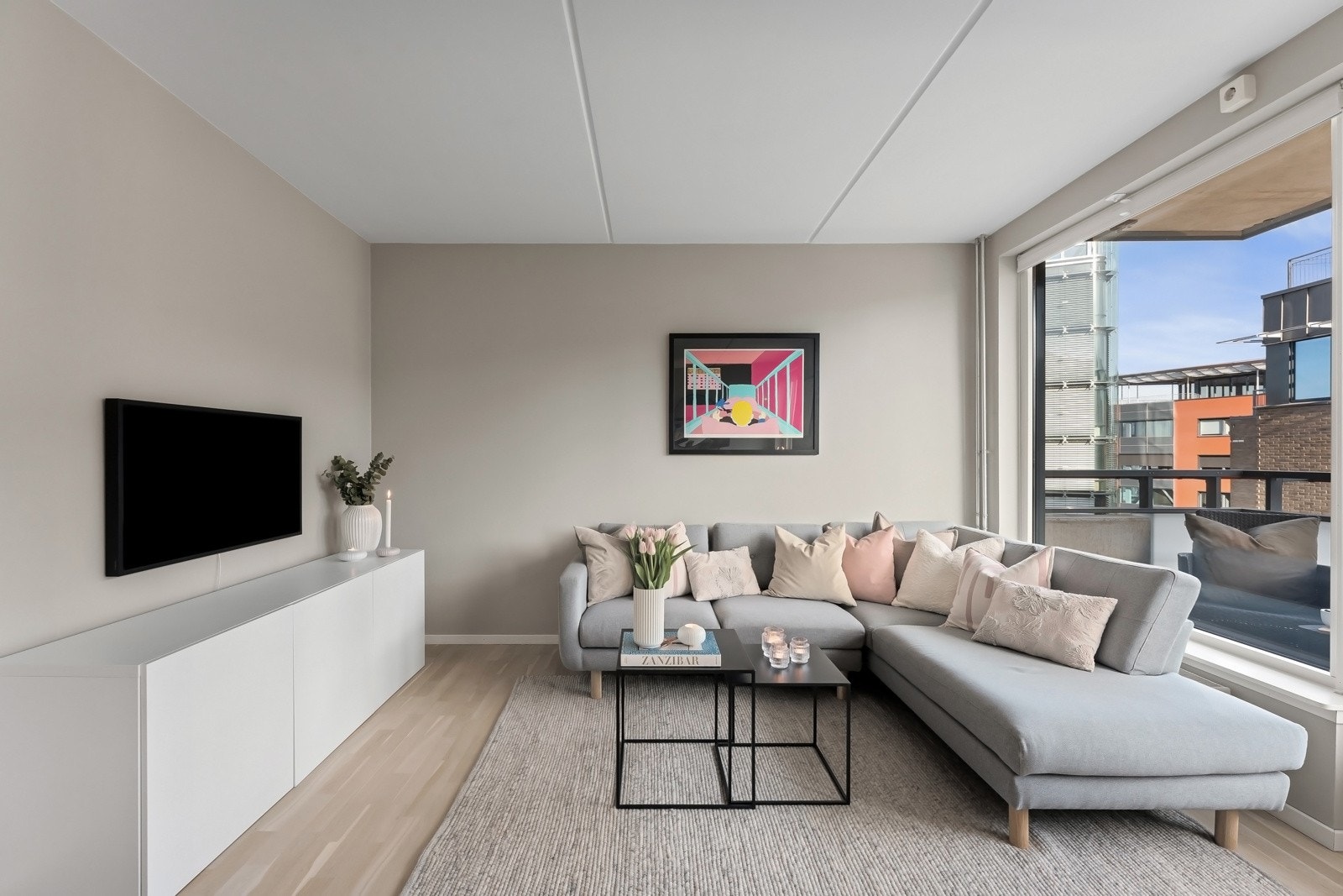 Det er god plass til både sofagruppe, spisebord og øvrig møblement Galleribilde