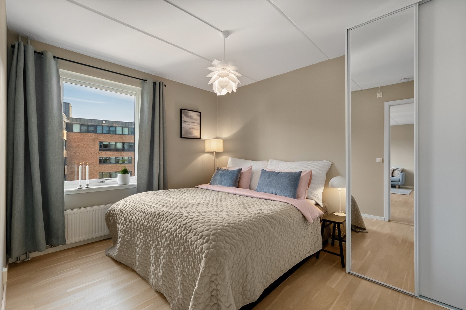 Boligen har et trivelig soverom med god plass til dobbeltseng med tilhørende nattbord, samt en praktisk skyvedørsgarderobe, ny i 2020, som gir godt med lagringsplass Galleribilde