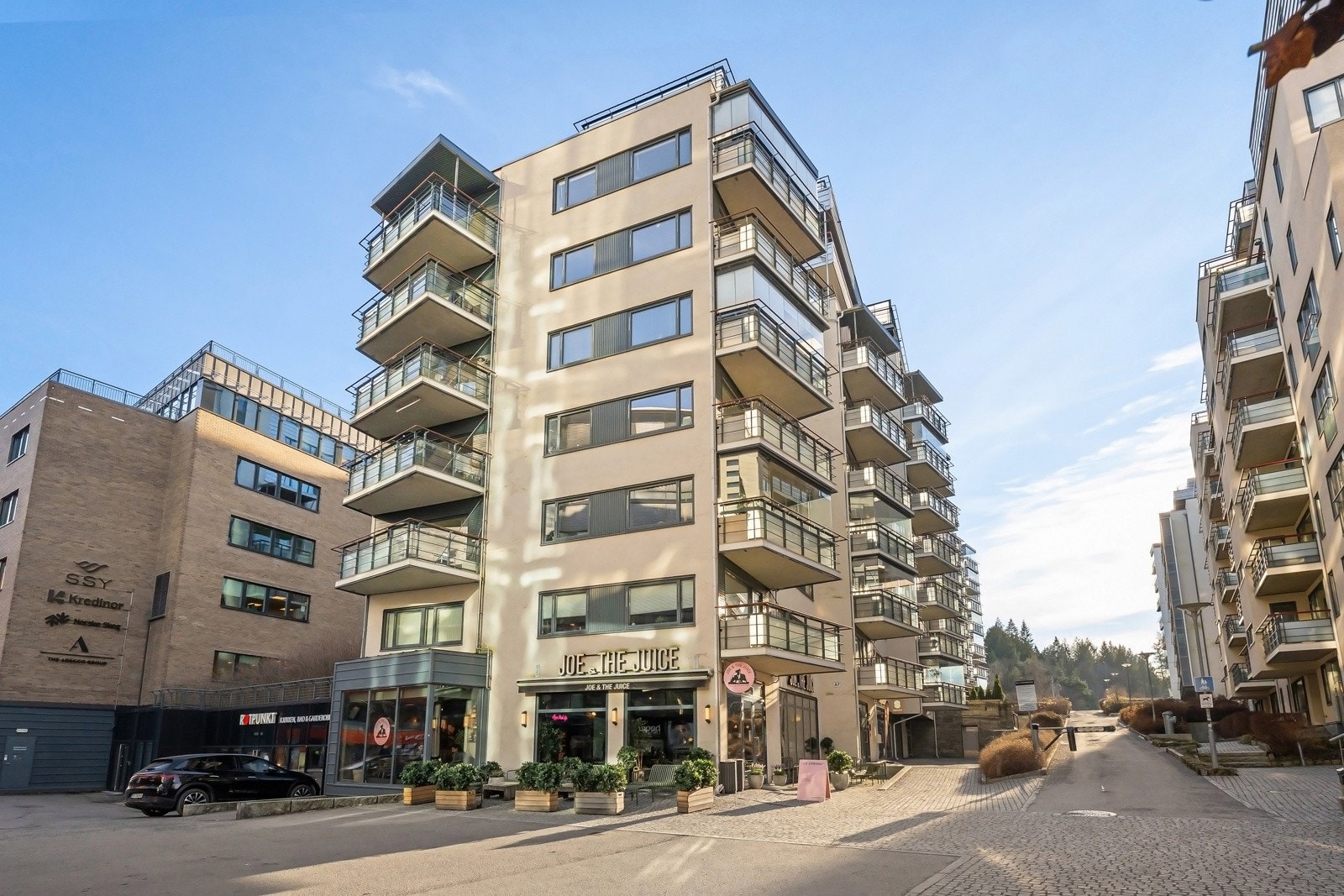 Eiendommen ligger i et svært attraktivt og sentralt boligområde på Sjølyst i Oslo, med kort vei til alt du trenger Galleribilde