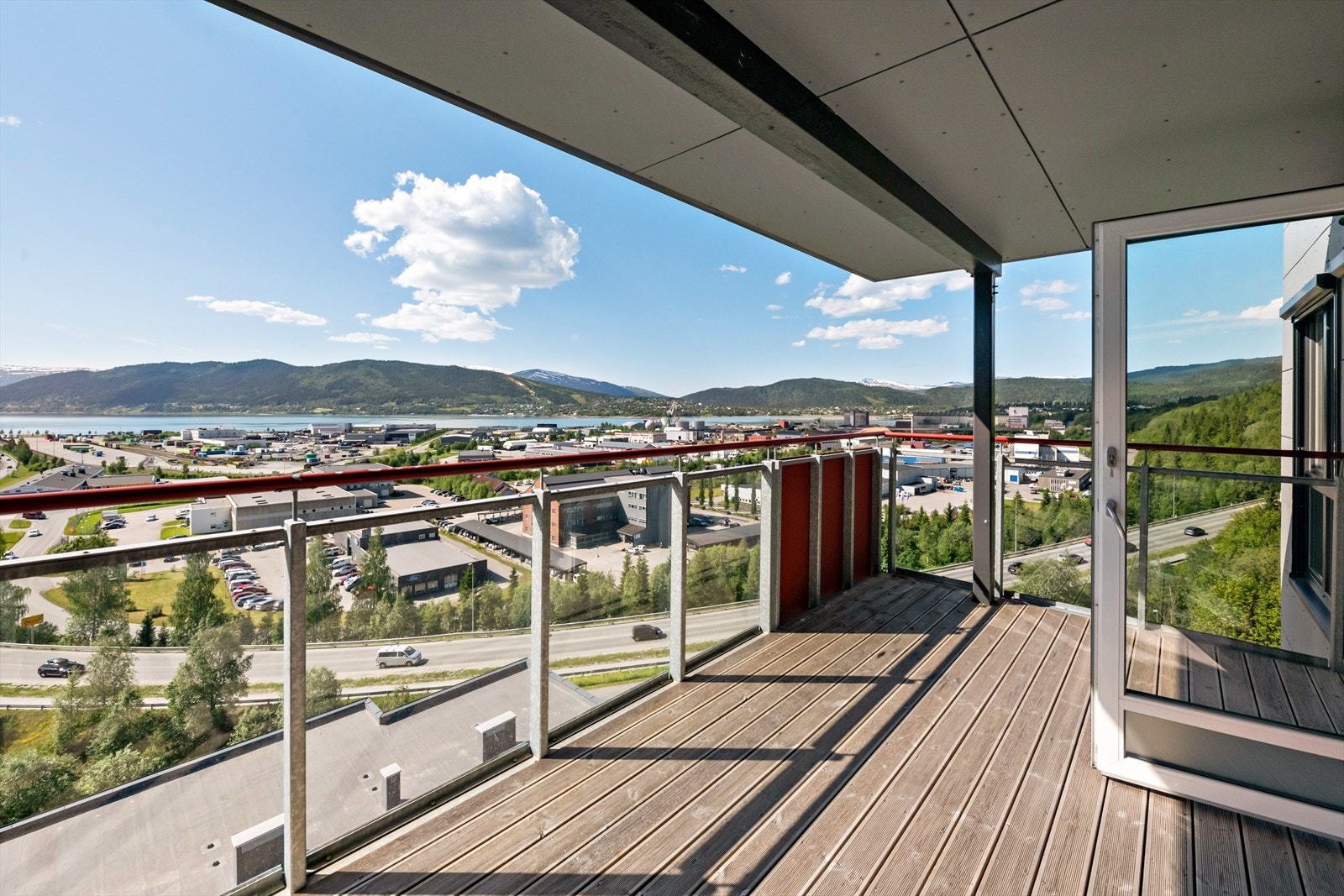 Utgang til balkong på cirka 14 m2. Her kan man nyte fine sommerdager. Galleribilde