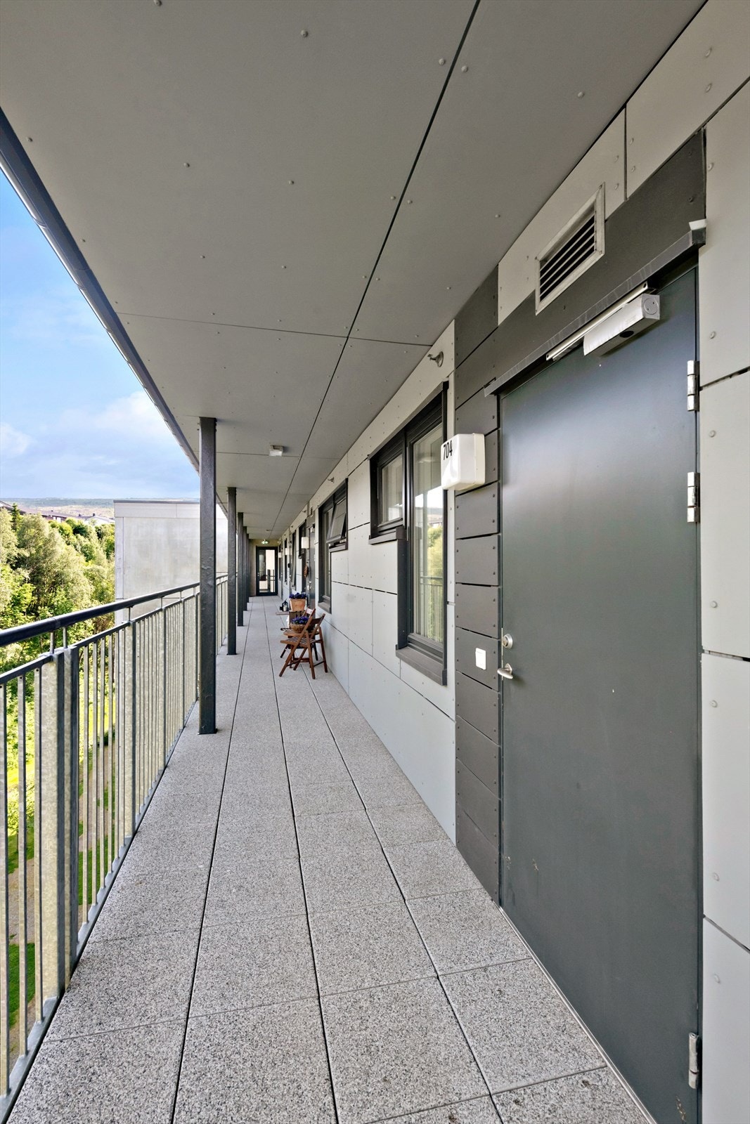 Fra svalgangen kommer du til leilighetens inngangsparti. Galleribilde