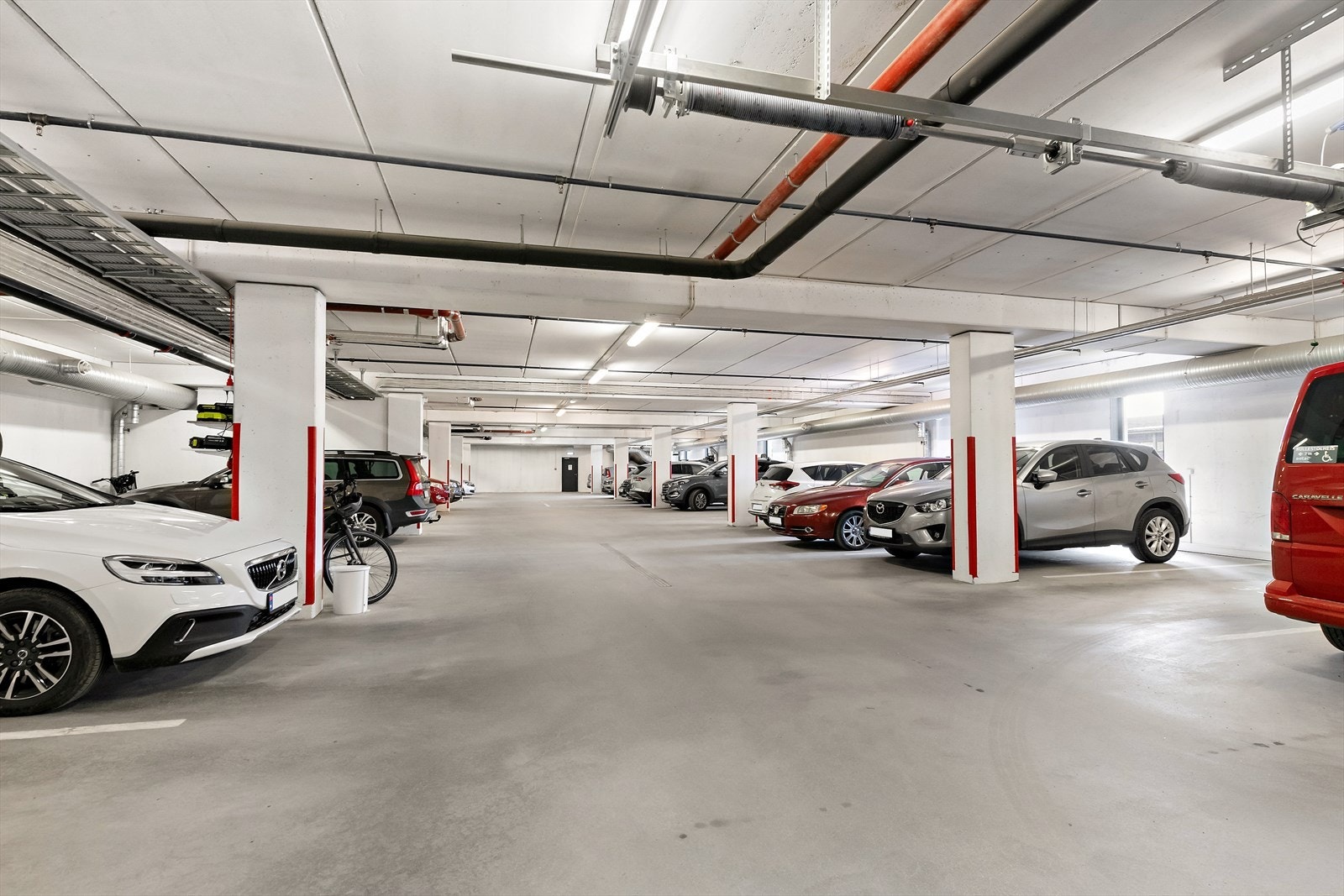 Parkeringsplass 43 i åpent carportanlegg. Galleribilde