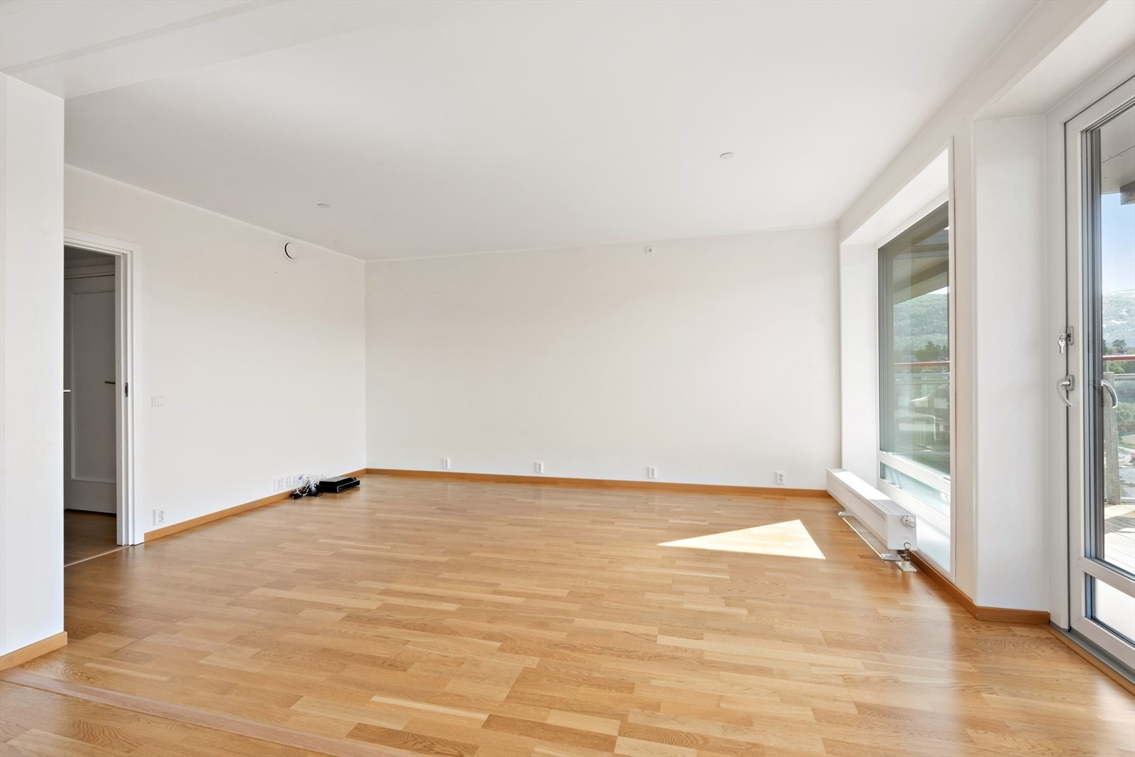 Leiligheten varmes opp via fjernvarmeanlegg. Vannbåren varme via radiatorer og elektriske varmekabler i flisgulv. Galleribilde