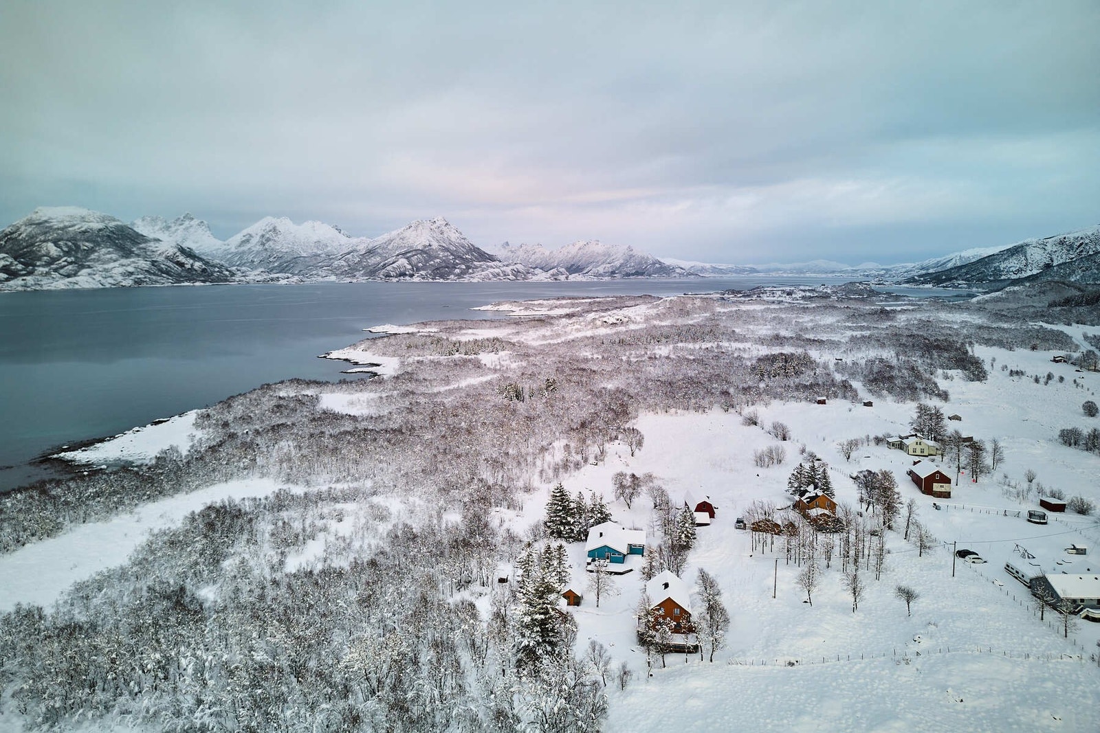 Gode solforhold på eiendommen med sol om sommeren fra 9-10 tiden til ca 2300 om kvelden. Galleribilde