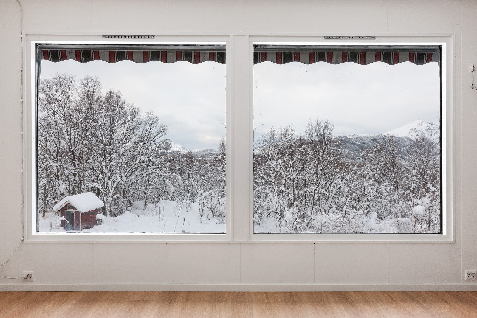 Store vinduer som gir et godt innslipp av naturlig dagslys. Galleribilde