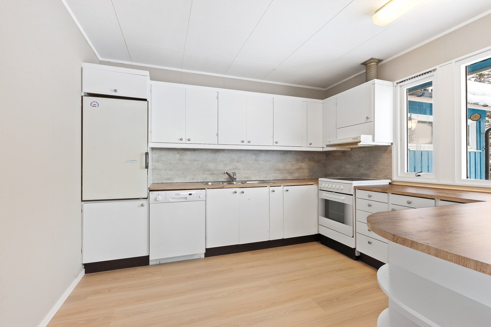 Kjøkken. Godt med benk-og skapplass. Galleribilde