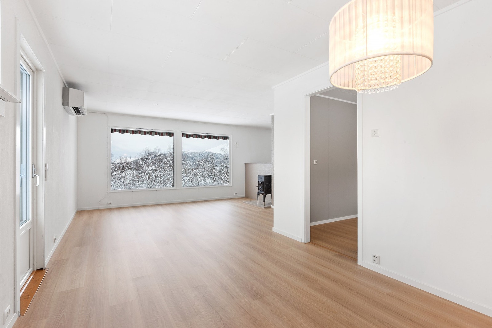 Plass til spisebord ved kjøkkenet. Galleribilde