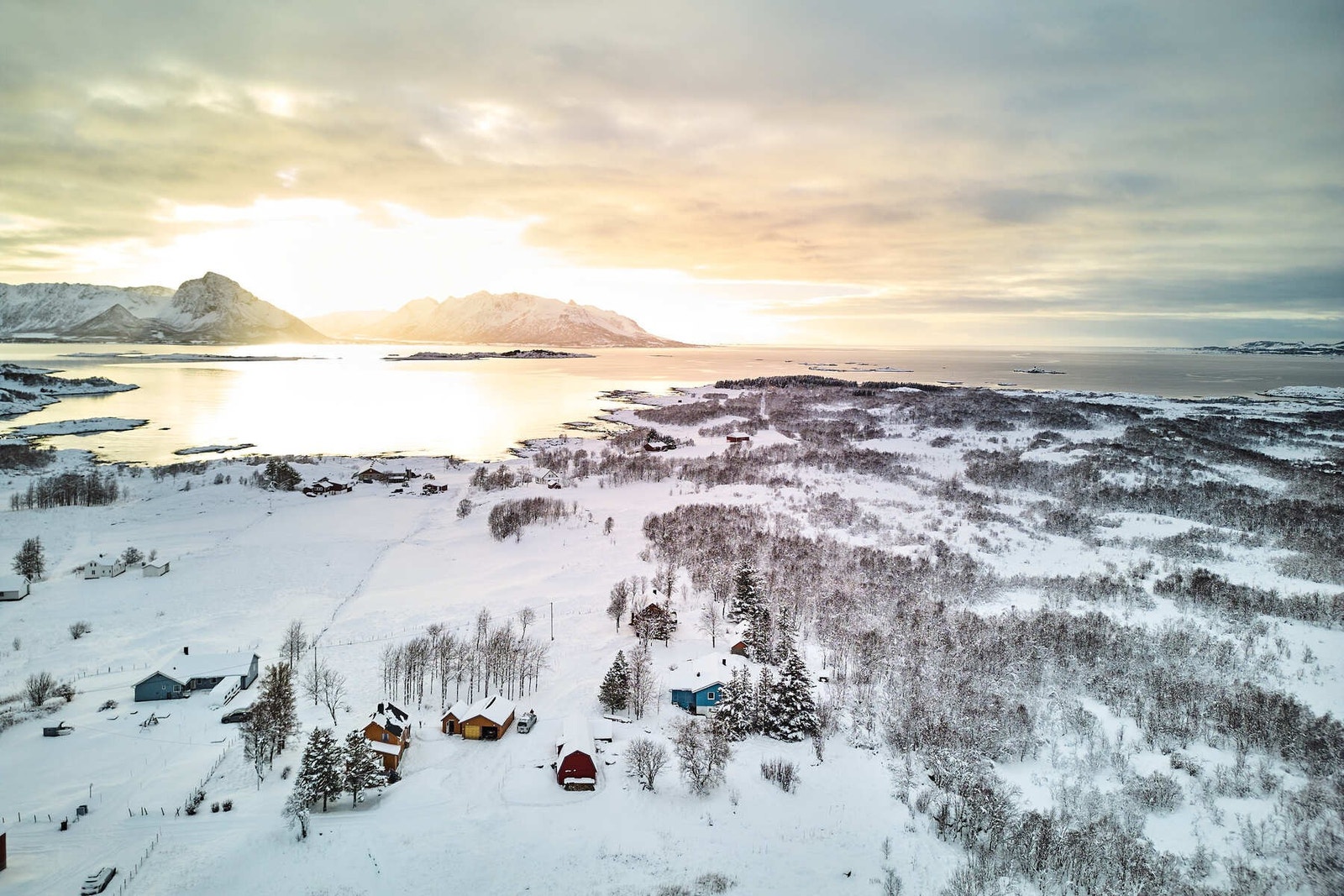Det er ca. 19 km til kommunesentret Stokmarknes. Galleribilde