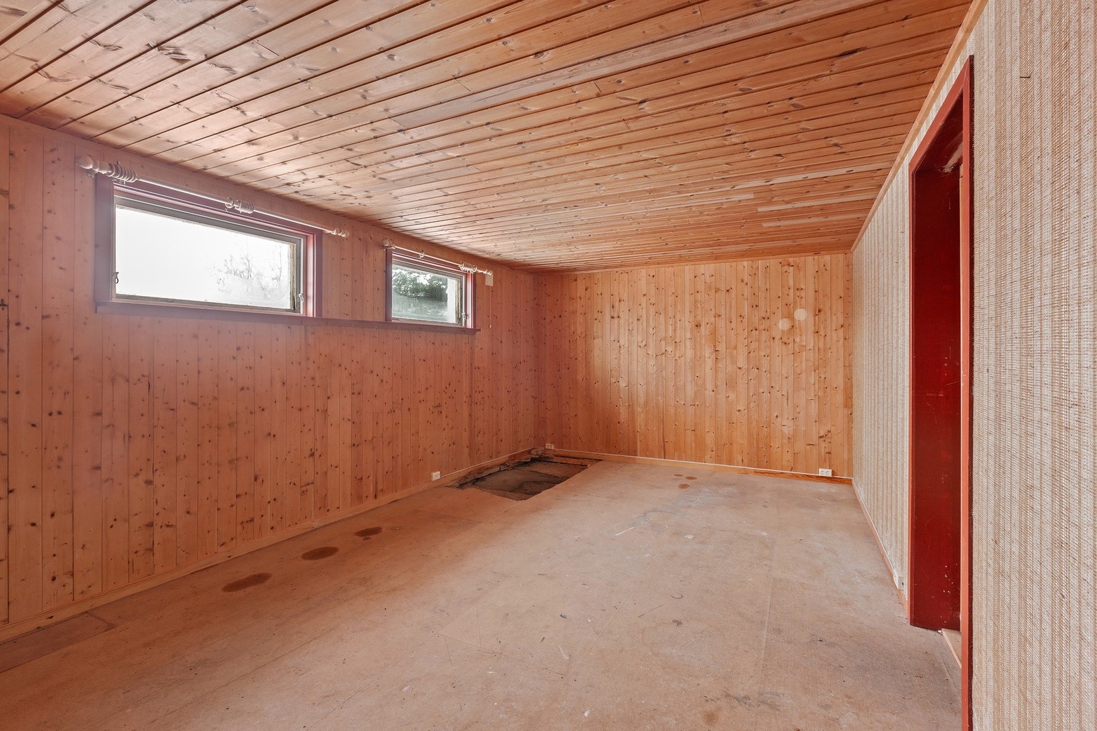 Kjellerstue. Hull i gulv er murt igjen etter at det ble lagt nye rør til kloakken. Galleribilde