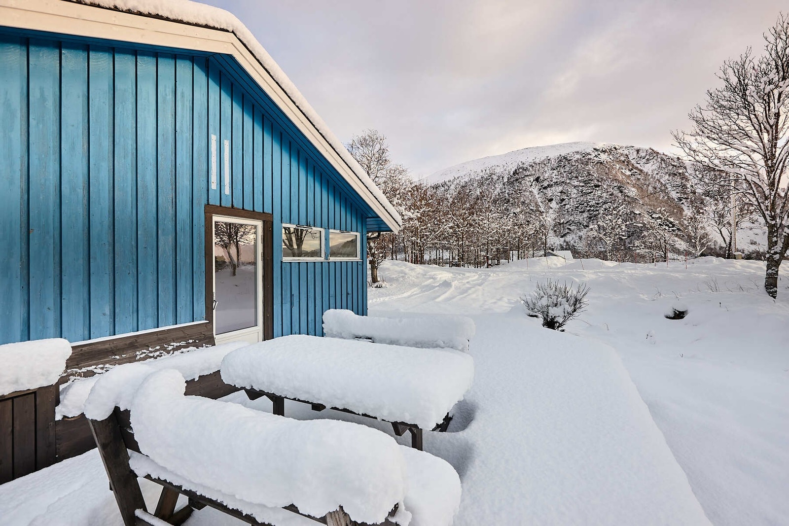 Veranda mot vest og sør med adkomst fra hovedinngangsdør, stue og terreng. Galleribilde
