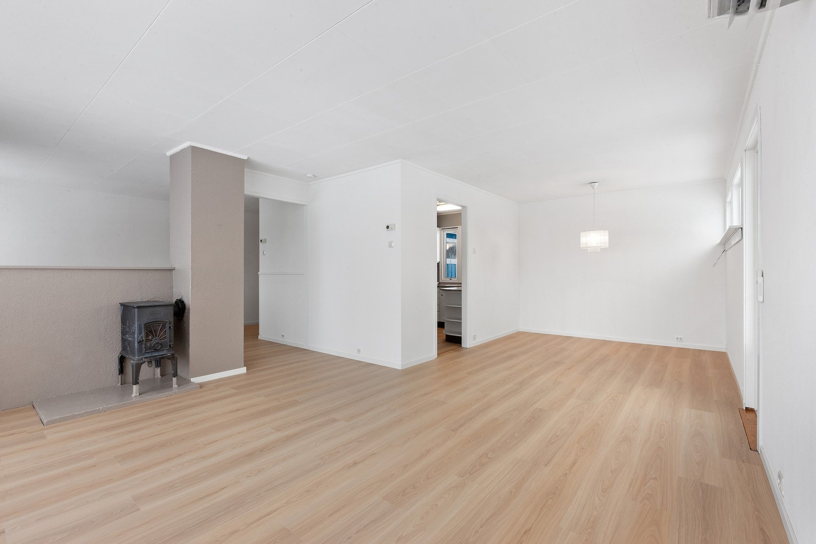 Både varmepumpe og vedovn som gir en god og lun varme. Galleribilde