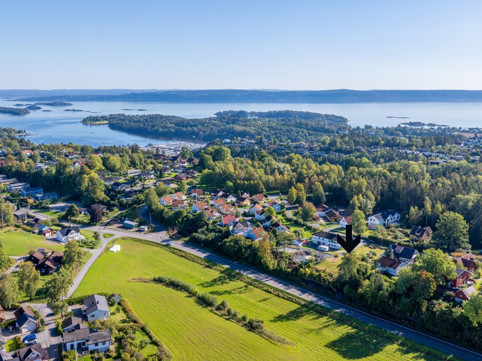 Fra tomten er det en liten sykkeltur ned til sjøen med flere flotte badeplasser. Galleribilde